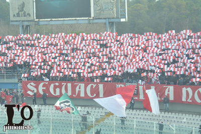 curva del Bari in trasferta a Pescara