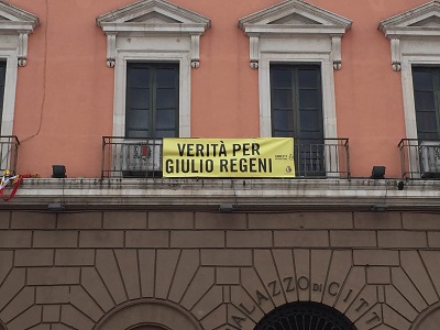 striscione regeni facciata