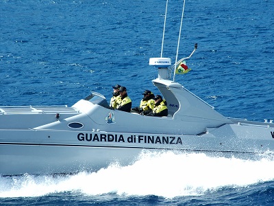 Bari fermato motoryacht con migranti a bordo