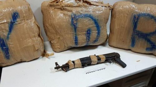 Maxi sequestro di marijuana e di un kalashinikov: arrestati quattro albanesi e un salentino 