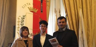 sindaco consegna pergamena al giovane autore antonino uccella