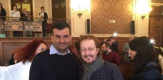 sindaco consegna targa celebrativa all'attore ted neeley