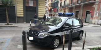 auto vigili parcheggiata in malo modo