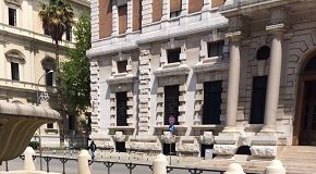 pulizia fontana di fronte banca d'italia