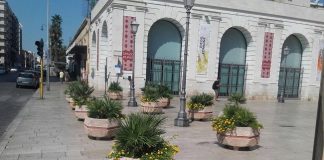 posizionate le fioriere a protezione di piazza del ferrarese