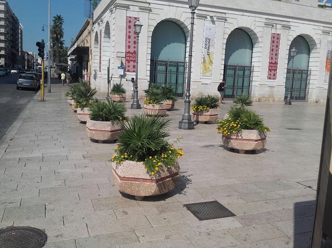 posizionate le fioriere a protezione di piazza del ferrarese