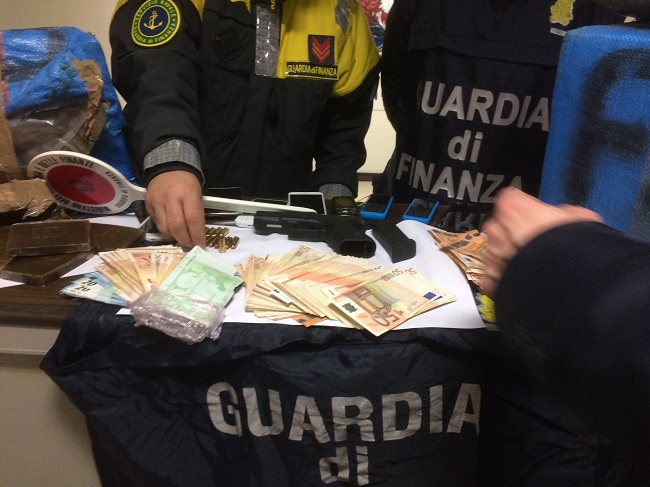 Bari, maxi sequestro di droga della GdF: tre arresti