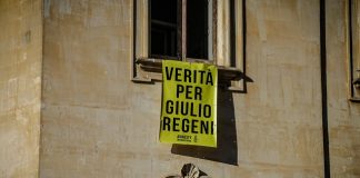 esposizione striscione per regeni palazzo carafa