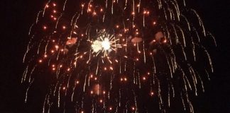 gravina fuochi d'artificio sulle installazioni luminose