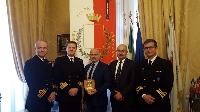 i comandanti delle unità delle marine britannica e spagnola attraccate al porto