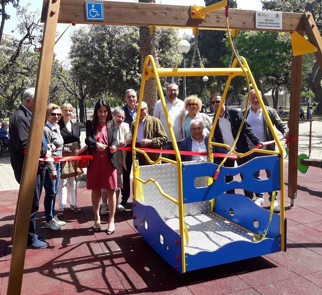 montata l'altalena accessibile a bambini con disabilità in piazza garibaldi
