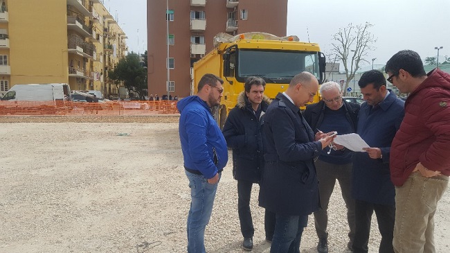 operazioni posa asfalto su area antistante le palazzine ex arca in viale japigia