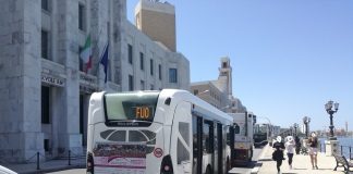 bus fermo sul lungomare di bari