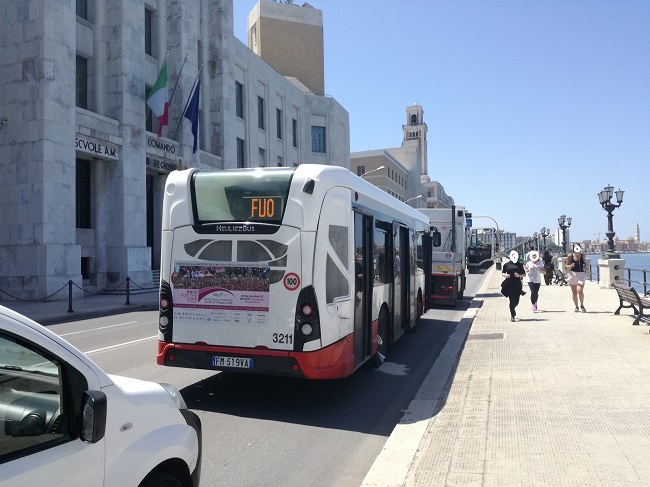 bus fermo sul lungomare di bari