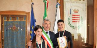 il commissario incontra due giovani campioni di danza