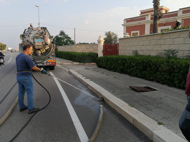 operazioni pulizia caditoie sul lungomare sud