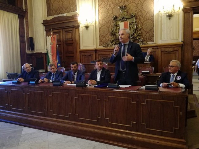 cerimonia consegna targhe di riconoscimento all'associazione tempo libero bari e a maurizio scalise