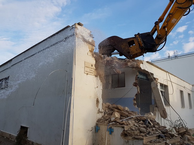 ruspe in azione per la costruzione nuova palestra scuola levi montalcini a torre a mare