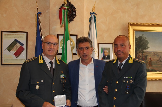 cambio al vertice della guardia di finanza di barletta, i saluti del sindaco