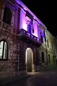 il palazzo comunale di castellana grotte si tinge di rosa