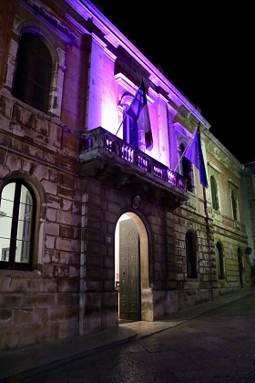 il palazzo comunale di castellana grotte si tinge di rosa