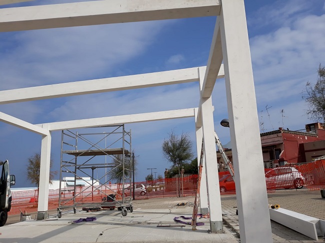 in corso allestimento gazebo e arredi piazzetta perosi