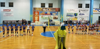 l'ingresso in campo della volleyup sul parquet di mesagne