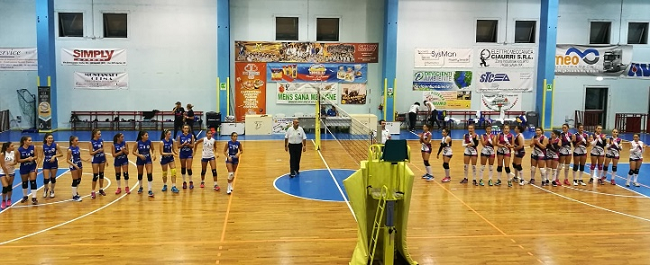 l'ingresso in campo della volleyup sul parquet di mesagne