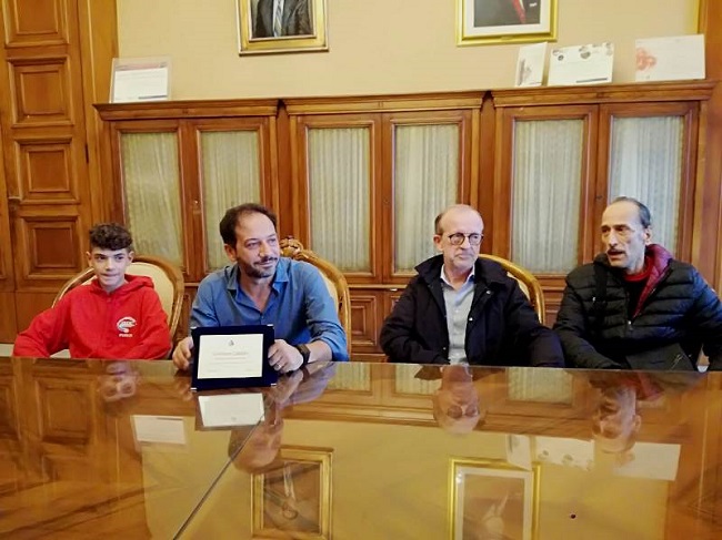 consegna targa al giovane atleta di tennistavolo emiliano cataldo