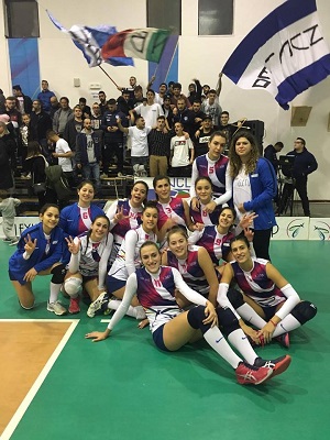 le ragazze dell'eulogic festeggiano con il pubblico di acquaviva