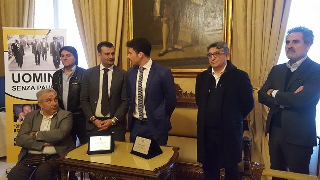 consegna riconoscimento a nicola peragine e raffaele catacchio