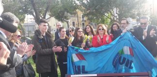 inaugurata panchina rossa in giardini castello barletta
