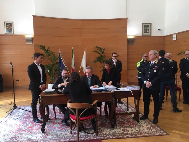 stipula del contratto per 101 nuovi assunti al comune di bari