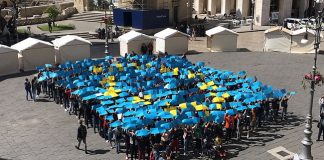 grande bandiera umana a lecce con gli studenti del galilei-costa