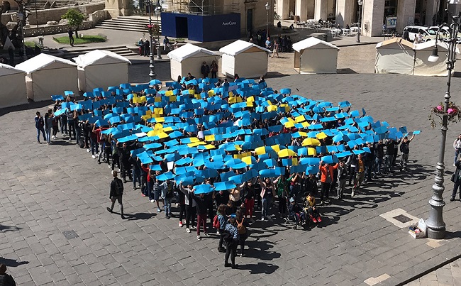 grande bandiera umana a lecce con gli studenti del galilei-costa