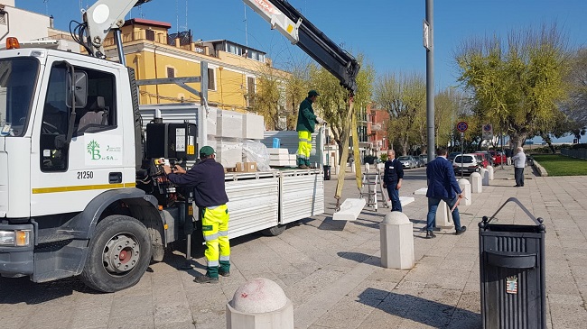 installazione nuove fiorire fra il retro della cattedrale e i giardini del castello