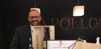 massimiliano apollonio con il vino premiato