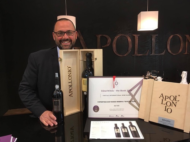 massimiliano apollonio con il vino premiato