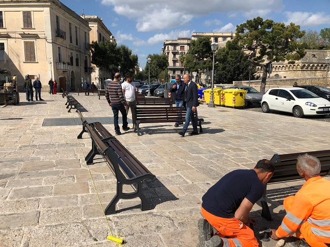 posizionati gli arredi in piazza federico II di svevia 1