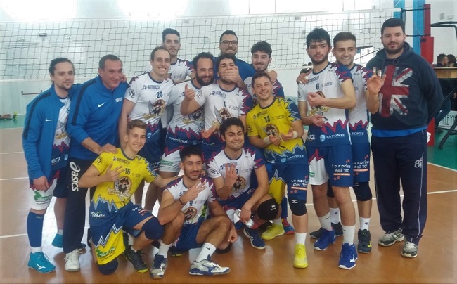 la seconda divisione maschile festeggia dopo la vittoria sulla capolista