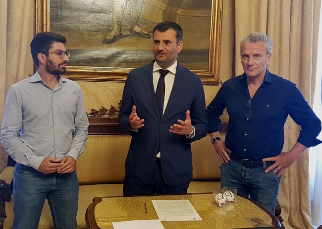 muvt - sindaco premia Francesco rutigliano primo in classifica nella sfida di chilometri percorsi