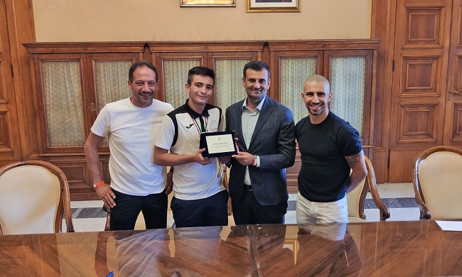 consegna targa di riconoscimento al giovane atleta di karate