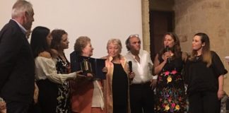 la premiazione della vincitrice da parte della signora iolanda