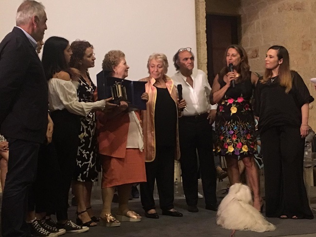 la premiazione della vincitrice da parte della signora iolanda