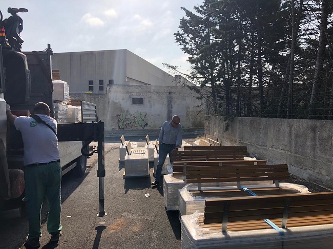 al via montaggio nuove panchine di piazza san francesco a santo spirito