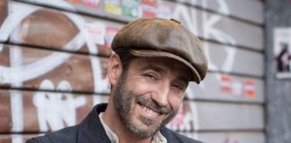 daniele silvestri (con cappello e sarcinesca alle spalle)