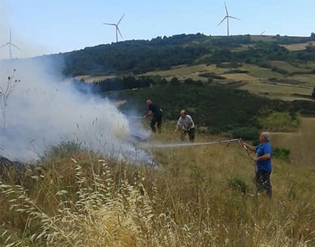 il sindaco tommaso lecce impegnato nell'operazione antincendio