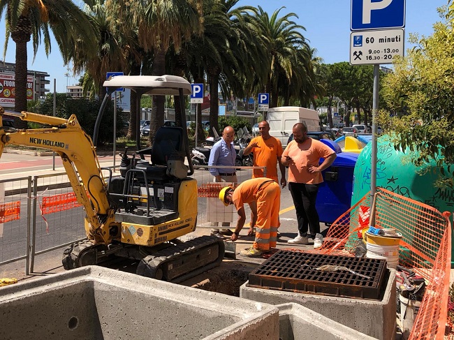 in corso lavori per estensione rete fognaria in viale di vittorio