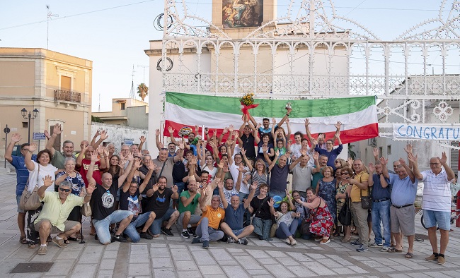 festa grande a borgagne per accogliere andrea de carlo e festeggiare il suo bike Tour da milano a lecce