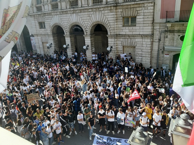 fridays for future, studenti in piazza anche a barletta